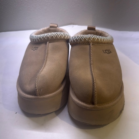 Used Platform UGG Women's Tan Slippers size 8 - Picture 2 of 5